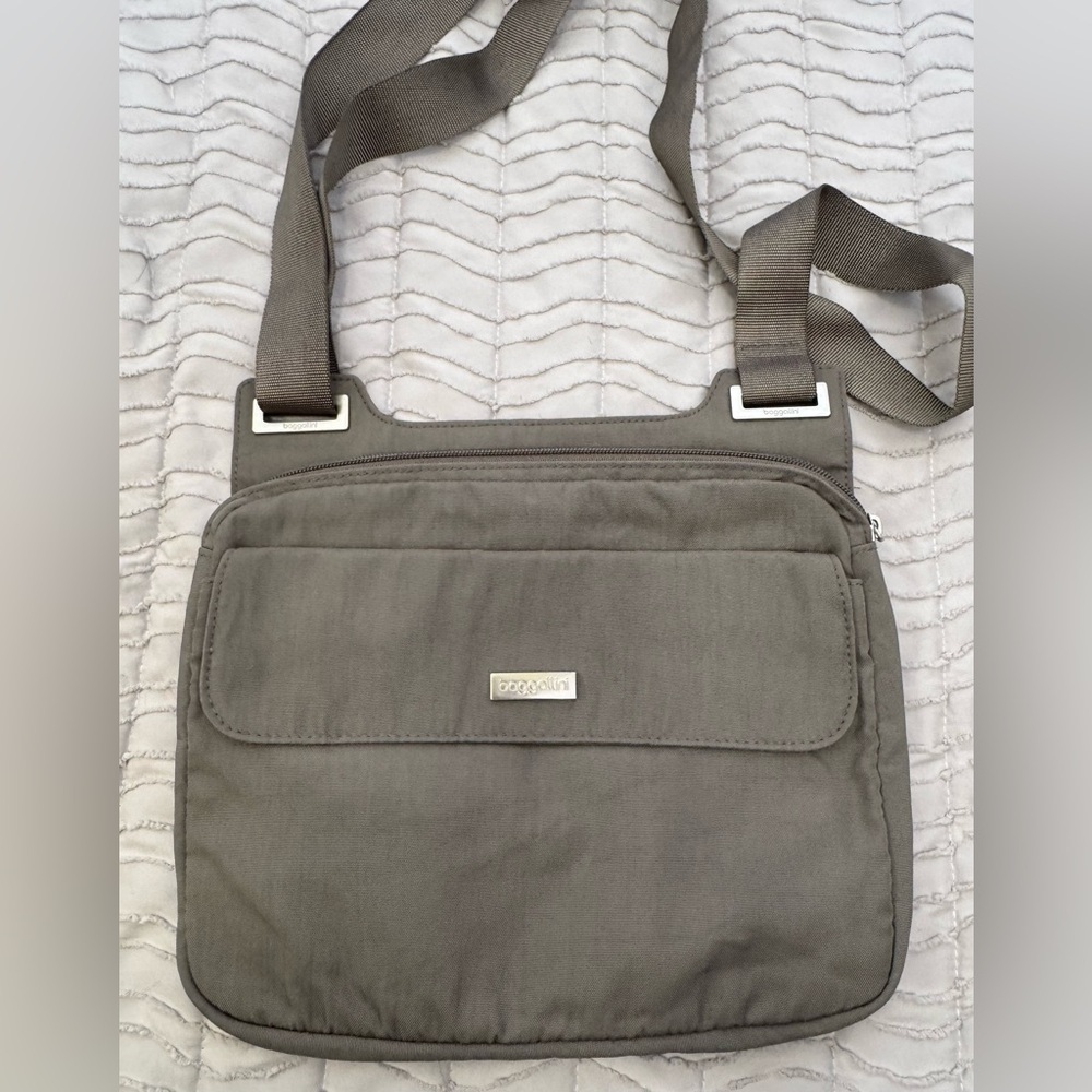 baggallini gray crossbody purse